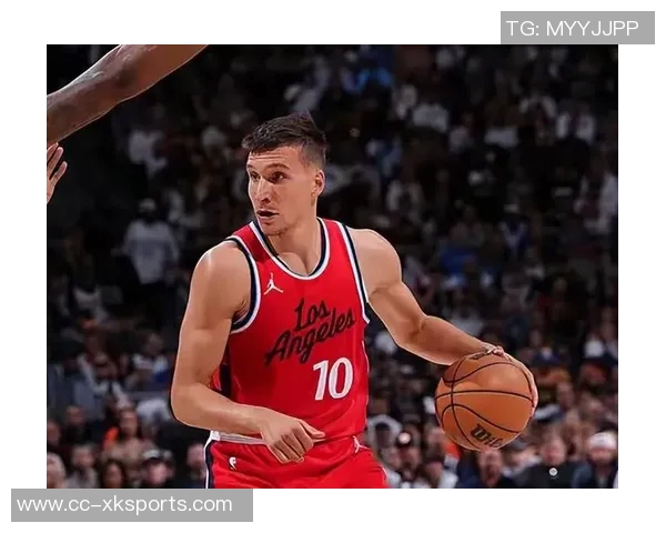 小卡上半场表现抢眼两分全中三分稍显失准罚球稳健贡献17分 小卡上半场表现抢眼两分全中三分稍显失准罚球稳健贡献17分