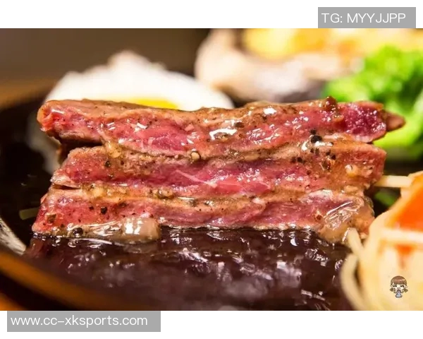 亚当斯如野兽般光脚漫步手持牛排展现原始魅力 亚当斯如野兽般光脚漫步手持牛排展现原始魅力