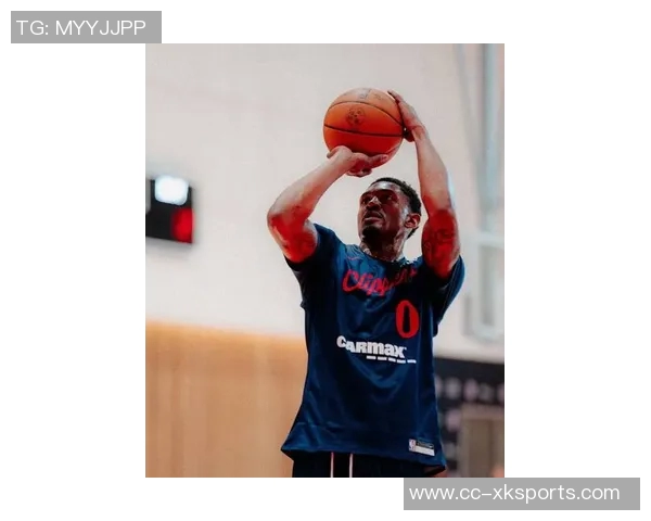 快船今日训练精彩瞬间小卡持球卢指导跑位哈登投篮比尔运球展现默契 快船今日训练精彩瞬间小卡持球卢指导跑位哈登投篮比尔运球展现默契