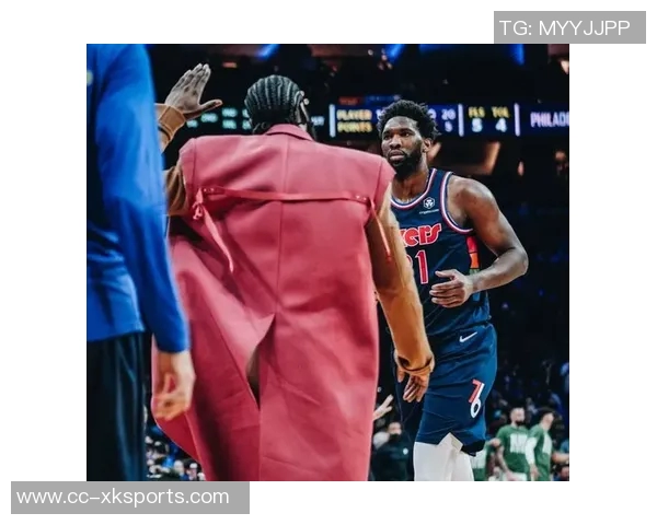 76人客战绿军登机照曝光恩比德微笑乌布雷粉色拖鞋引关注